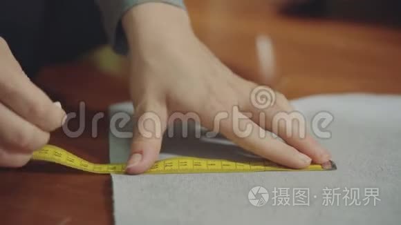 女人测量和描绘织物视频