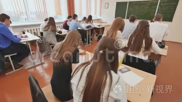 教室里的学生在他们的桌子旁。 俄罗斯学校。