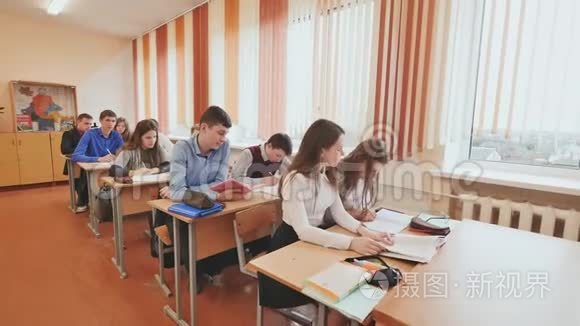 教室里的学生在他们的桌子旁。 俄罗斯学校。