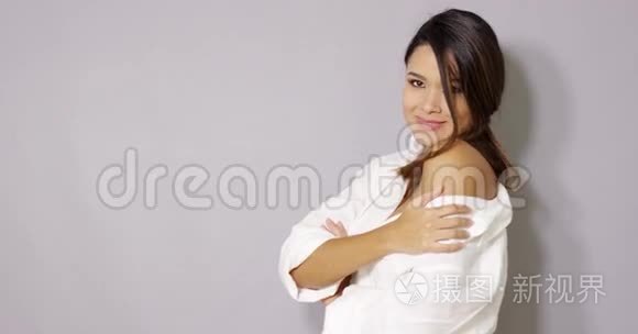 拉丁女人穿着白色衬衫摆姿势视频