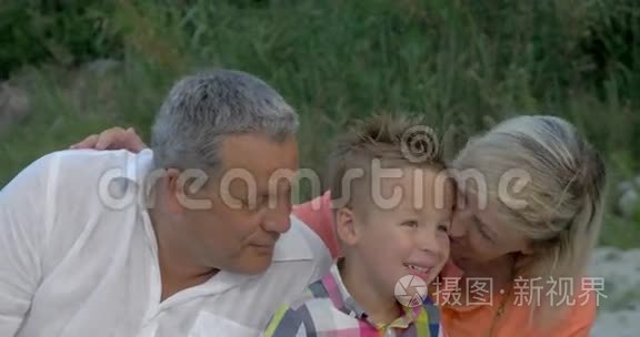 祖父母拥抱和亲吻他们的孙子视频