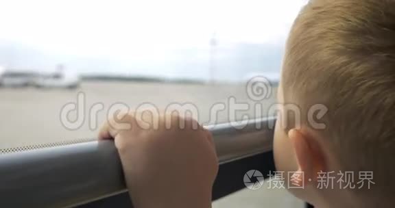 儿童在机场乘坐公共汽车视频