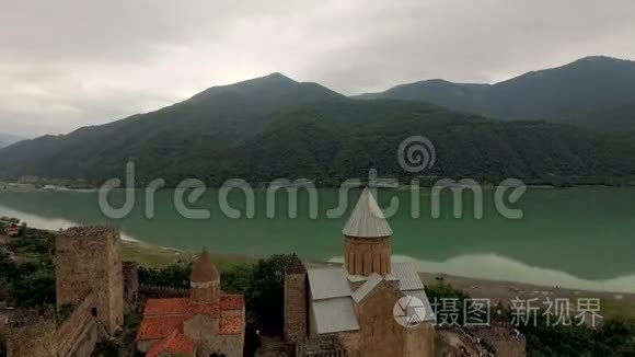 空中观景。 佐治亚州阿拉格维河志瓦利水库。 图文并茂的全景山地景观.. 海、山、村