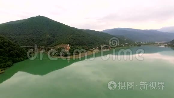 空中观景。 佐治亚州阿拉格维河志瓦利水库。 图文并茂的全景山地景观.. 海山村