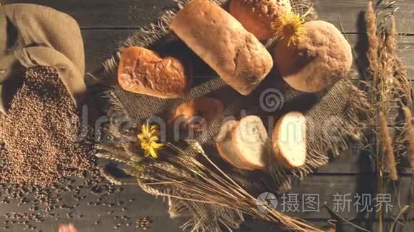 有面包，小麦，面粉和鲜花的静物..