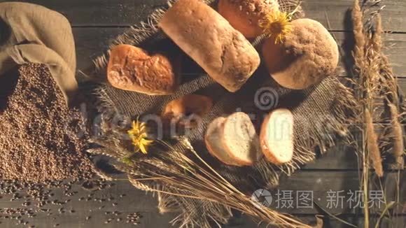 有面包，小麦，面粉和鲜花的静物..