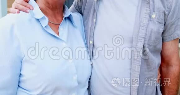 浪漫的老夫妻互相亲吻视频