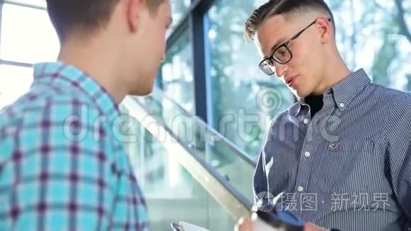 青年男子在学院大楼用书写笔记视频