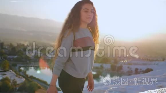 在帕穆卡勒梯田散步的年轻女子视频