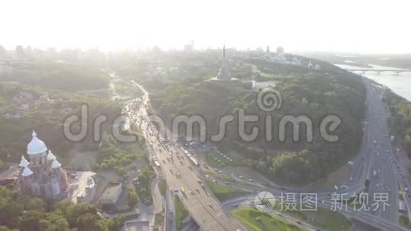 乌克兰基辅交通繁忙的公路交叉口。 荣耀公园。 从上面看