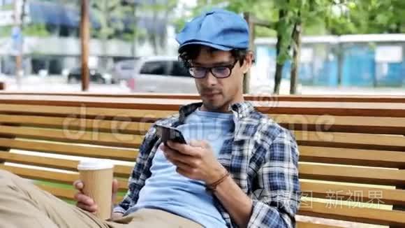 有智能手机的男人在城市大街15号喝咖啡