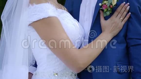 新娘拥抱新郎牵手柔情的情感视频