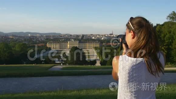 妇女拍摄欧洲历史建筑视频