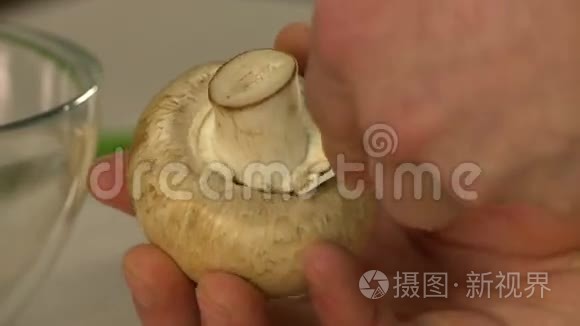 男人用刀在厨房切蘑菇