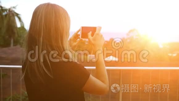 泰国游客拍摄日落照片