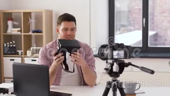 男性博客写手带着vr眼镜在家打视频