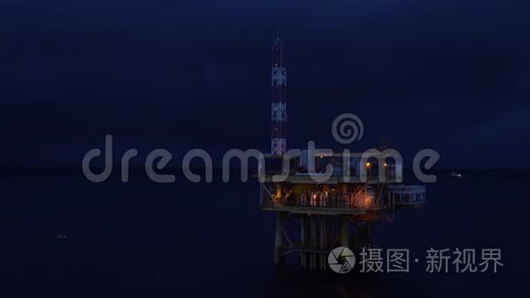 油田钻机和海上平台夜景视频