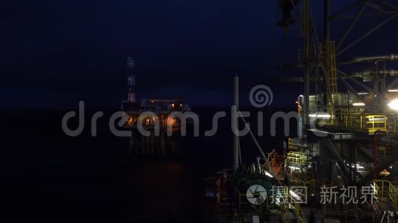 油田钻机和海上平台夜景