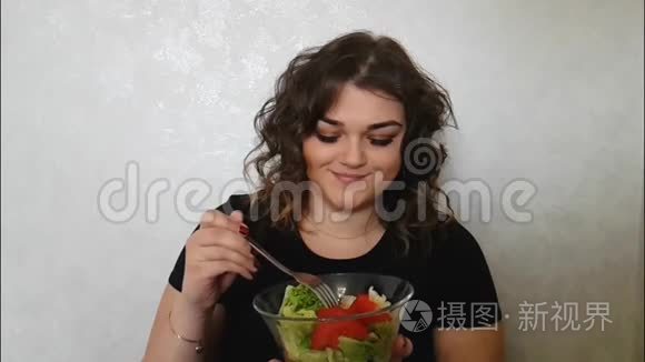 美丽的女孩吃沙拉情感盘视频