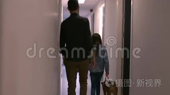 一个父亲带着他的女儿离开视频