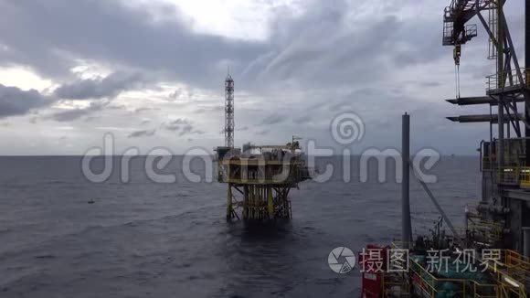 油田钻机和海上平台的场景视频