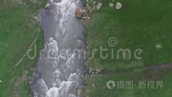 对乌什古利村进行空中调查。 在房屋屋顶瞭望塔和一条山河的上方，格鲁吉亚，斯旺蒂