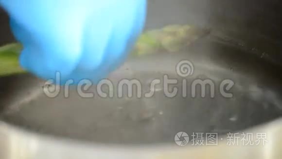 用开水煮芦笋视频