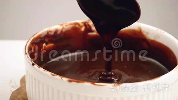 从勺子里倒入新鲜巧克力奶油视频