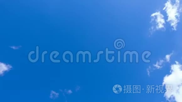 蓝色天空视频循环背景下美丽的延时云，与色度复制
