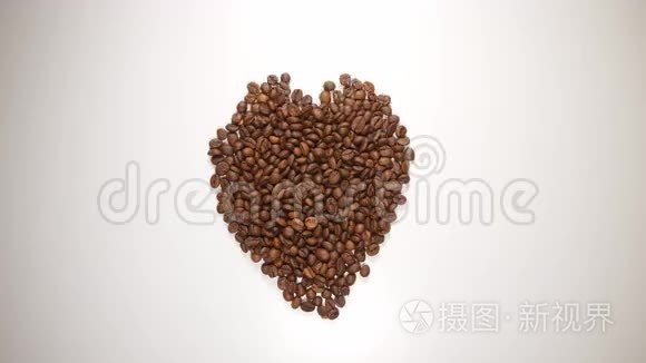 顶部视图：白色桌子上咖啡豆的爱情符号停止运动