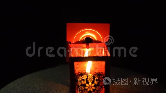 蜡烛在一个黑色背景的灯笼中熄灭，特写。