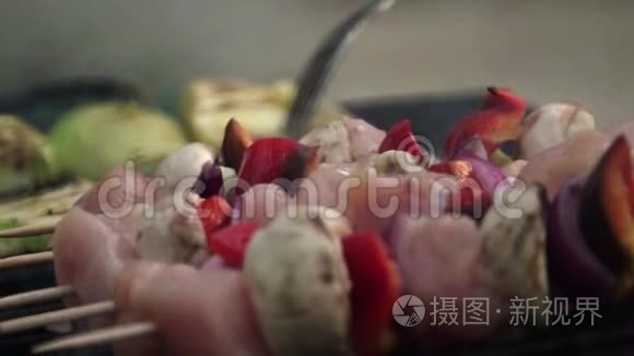 烤架上的肉丝视频