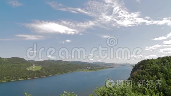 高山河流云景