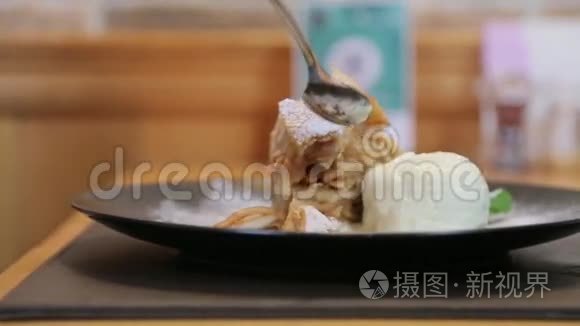 蛋糕和冰淇淋铺在盘子里视频