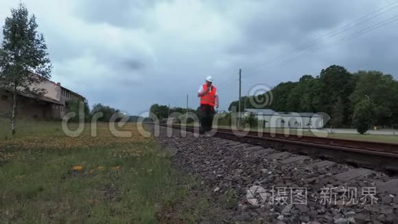 对讲机上的铁路工人检查铁轨视频