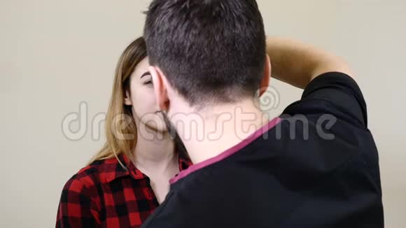 美容院 男性美容师戴着黑色手套 在永久化妆程序之前涂上眉毛眼线 青年mov格式视频下载 正版视频编号03q0xi 摄图新视界视频库 美容院 男性美容师戴着黑色手套 在永久化妆程序之前涂上眉毛眼线 青年mov格式视频下载 正版视频编号03q0xi 摄图新视界视频库