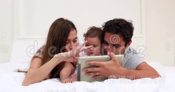 爱父母带着宝贝女儿用平板电脑视频