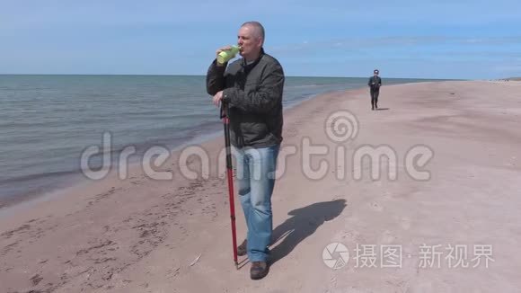 海边海滩上有瓶水的徒步旅行者视频