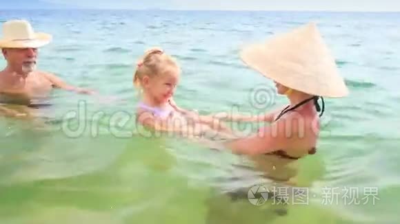 老人母亲托起小女儿在碧海嬉戏视频