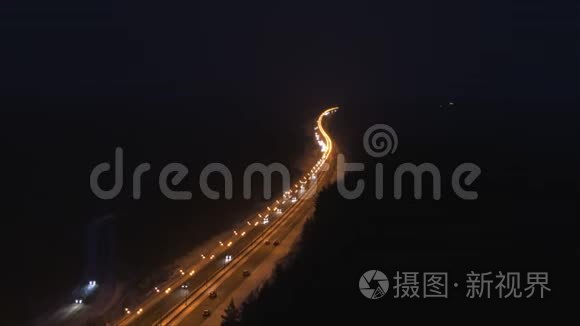 黑暗中道路上的交通视频