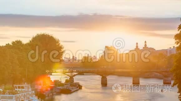 法国日落时分巴黎艺术桥景观视频