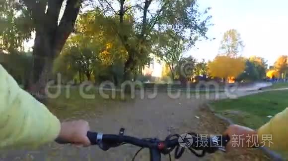 在宽阔的土路上骑自行车的人视频