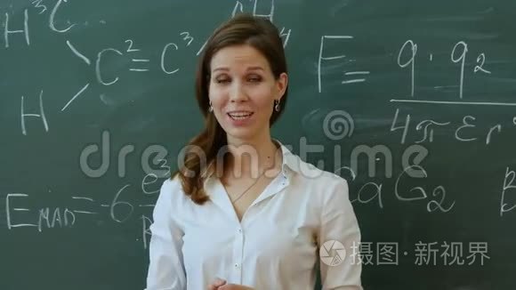 年轻迷人的数学女教师与她年轻的小学生互动，要求一个答案。