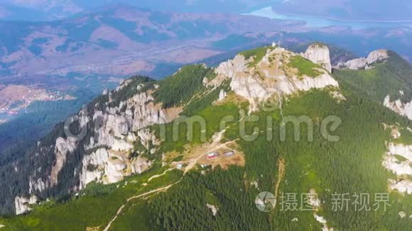 岩石和森林夏季景观，鸟瞰