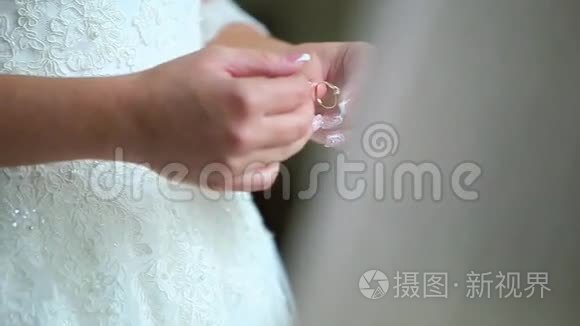 新娘戴着戒指视频