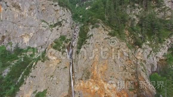位于美丽的林卡瀑布之上的斯洛文尼亚
