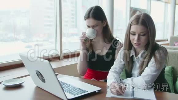 两个女商人谈论在咖啡馆工作