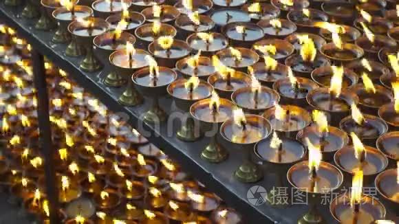 在尼泊尔寺庙里点燃仪式蜡烛。 尼泊尔加德满都。