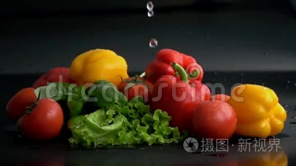 慢动作泼在蔬菜上的水视频
