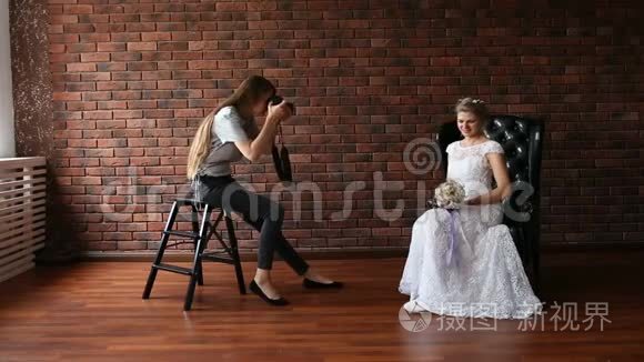 摄影师和新娘坐在扶手椅上视频